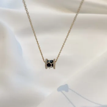 Evropski in Ameriški retro temperament majhen pas black diamond titana jekla, ogrlico, obesek
